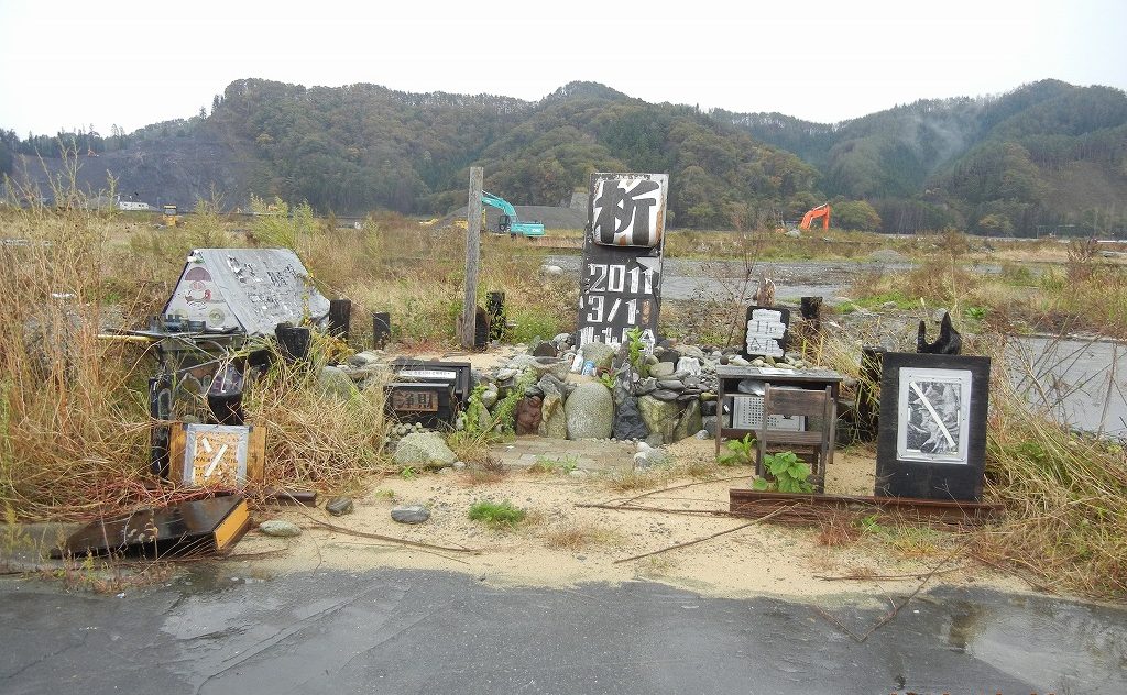 岩手県大槌町に設けられた献花台＜2013年10月26日撮影＞